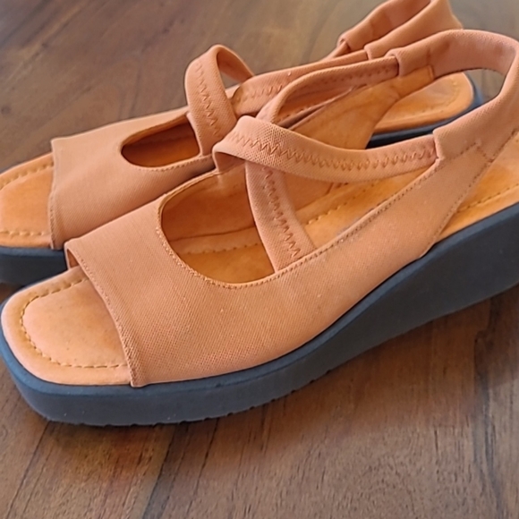 Donald J Pliner Caths 8M orange textile sandals made in Spain - Picture 8 of 8